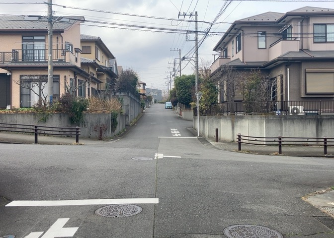 桜や紅葉の名所に出かける人は多いと思いますが、家にいながら季節の移ろいを感じる生活を送りませんか？リビングや窓から見える景色が生活を彩るワンポイントに！現地から見える景色を堪能してみては如何でしょう。