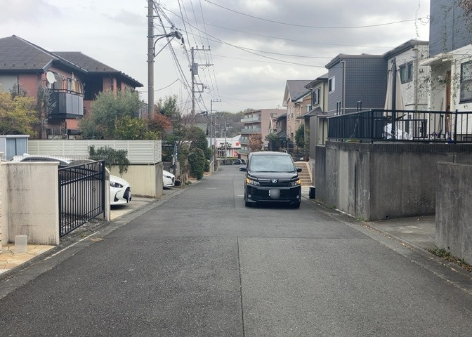 眺望を気にして物件を探す場合、前面に建物が建っていないか現地で確認しましょう！前面に建物があると景色はもちろん、日当たりや風通しにも影響が出てきます。住んだ時のことを想像しながら現地見学をしましょう。