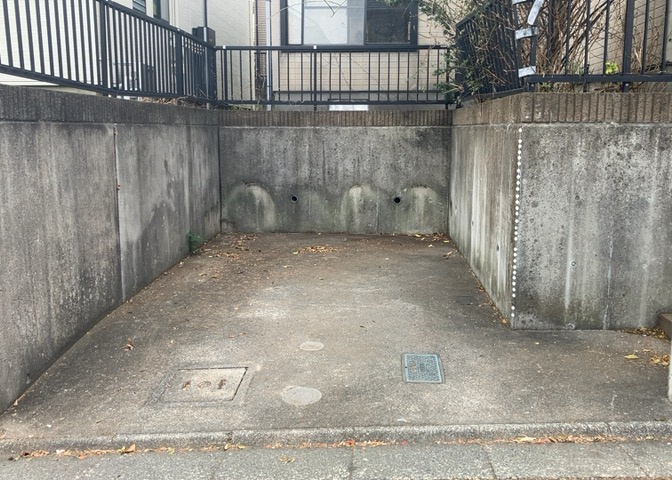 駐車場と明記されていても、最小スペースでつくられた駐車場だと大型車は駐車できなかったり、出入りしにくくなったりする可能性があります。お車のサイズと購入したい物件の駐車場のサイズを現地で確認しましょう。