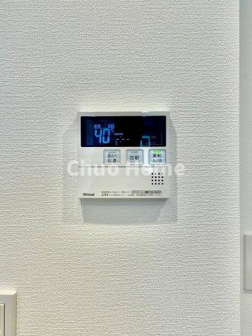 【給湯リモコン】外での一日を忘れさせてくれるオートバス機能でお好みの湯量・温度に調整された浴槽。