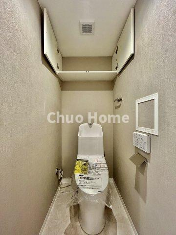【トイレ】　収納スペースをしっかりと確保した温水洗浄便座機能付きトイレ。温水洗浄便座は清潔にお使いいただくための大切なアイテムです。