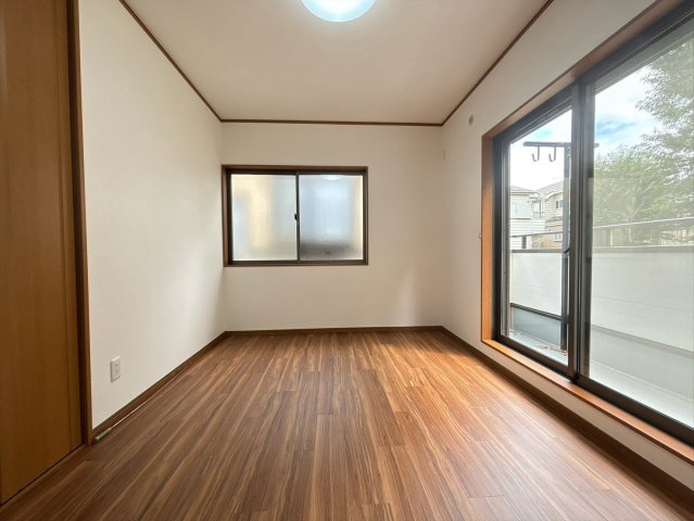 上品で落ち着いた雰囲気の洋室は上質な時間を期待させます。外の景色が見え、開放感あるつくりになっています。