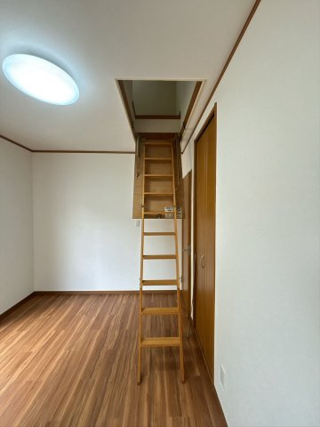 収納スペースがあり、使い勝手が良いお部屋です。寝室やお子様のお部屋など、使い方も自由自在です。