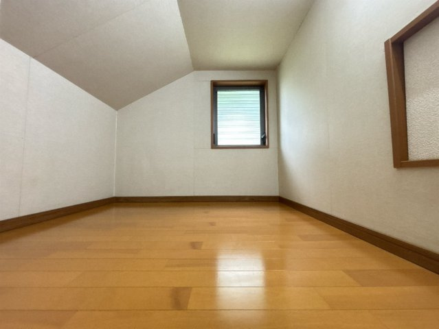小屋裏を活かした収納スペースは、普段使わない季節のアイテムや思い出の品をすっきり片付けられる便利な空間。見た目はすっきりと保ちながら、暮らしの自由度を高め、家族の毎日をより快適に整えてくれます。