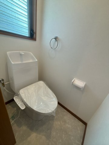 1階・2階それぞれにトイレを備えているため、生活動線に合わせて使いやすいのが魅力。温水洗浄便座付きで快適性にも配慮され、小窓から空気を入れ替えやすい爽やかな水まわりです。