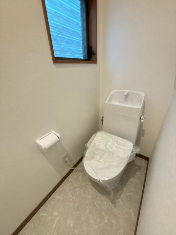 各階トイレ付きで、生活動線に合わせて使いやすい住まい。忙しい朝や夜間、来客時にも便利さを感じられる、家族に嬉しい設備です。