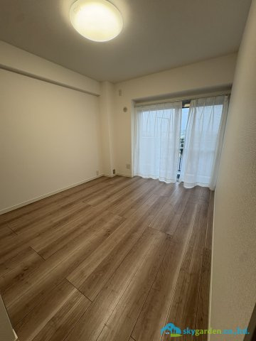 使い勝手のいい洋室です