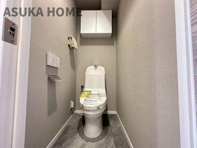 新規交換済♪温水洗浄便座のトイレ設備です。トイレ上部にはあると便利な吊戸棚を設置してあります。