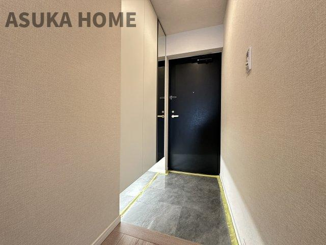 落ち着いた雰囲気の使いやすそうな玄関です♪玄関横のミラー付きシューズボックスも嬉しい設備です。
