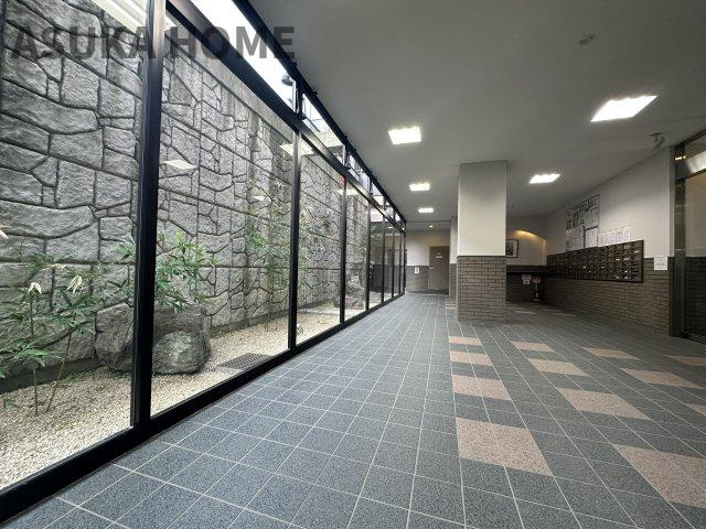 綺麗に整備されたエントランス部分です。