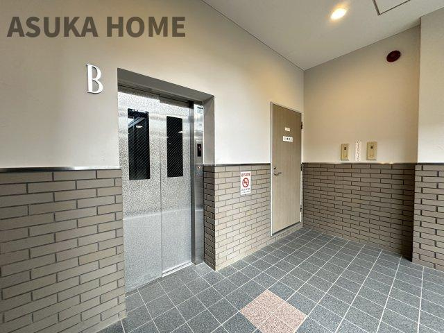 エレベーターを完備したマンションです。
