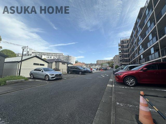 駐車場は1住戸1台の区画を確保しています。