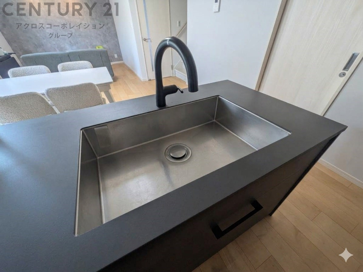 大きなシンクでお鍋などの大きな調理器具を洗う際にも便利です。