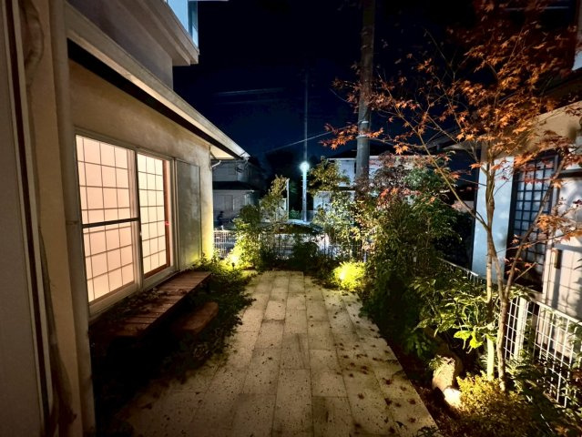 柔らかなライトが植栽を照らし夜は庭全体が幻想的な雰囲気に。帰宅時にほっと和める明るさと、季節の彩りを美しく引き立てる上質な夜景が魅力です、