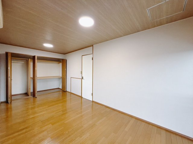 ■2階洋室｜お子様の一人部屋にピッタリな洋室。木のぬくもりを感じるフローリングは、天然木の味わいが時とともに深みを増していきます。また、傷にも強く、フリーワックスでお手入れもラクラクです♪