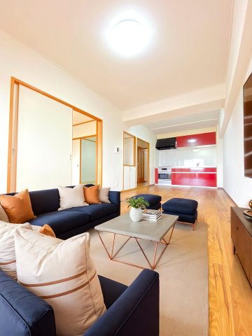 リノベ物件♪バルコニーからの陽の光も入る、暖かみのある広々リビングです♪