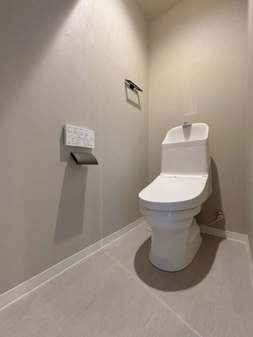 グレートーンに統一された落ち着いた印象のトイレ空間。人気のTOTO製品を採用しています。