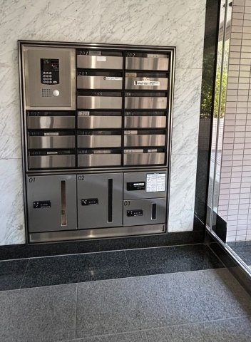 オートロック・宅配ボックス完備。日々の安心と利便性を兼ね備えています。