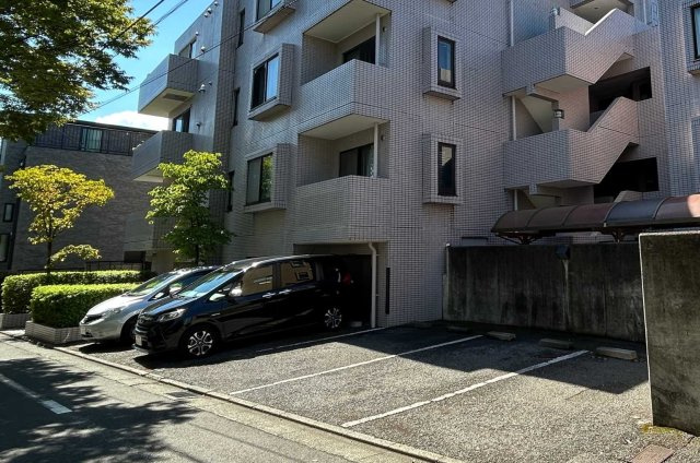 敷地内に駐車場を備えており、使いやすい配置です。