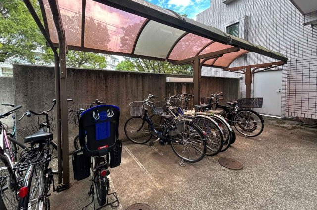 駐輪場は屋根付きのため、天候を気にすることなく大切な自転車を保管できます。