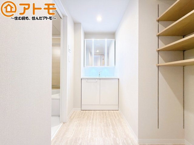三面鏡の中は収納になっているため、スッキリとした洗面台を保つことができます♪