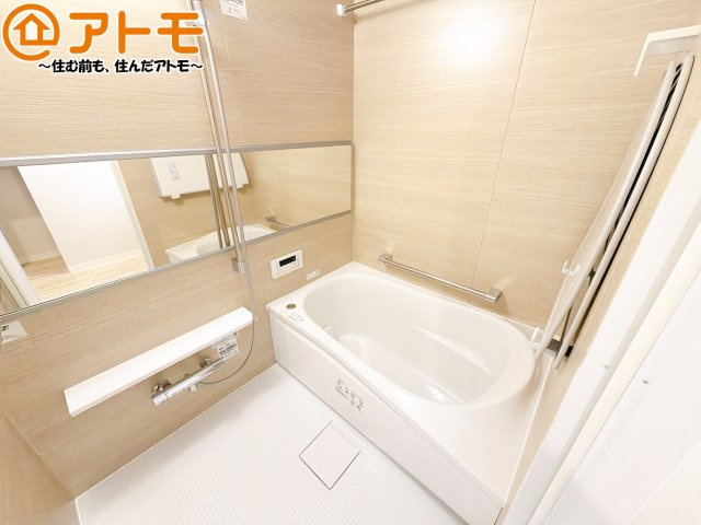 浴室は落ち着いた色のパネルでゆったりと過ごせる空間です。お風呂で一日の疲れを癒しましょう♪