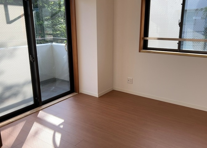 洋室のメリットは重い家具が置きやすく、身の回りが整理しやすいことです。　床がフローリングのため畳とは異なり凹みにくいです。　クローゼットなど収納が豊富で、普段使わない旅行カバンや服の整頓も簡単にです。