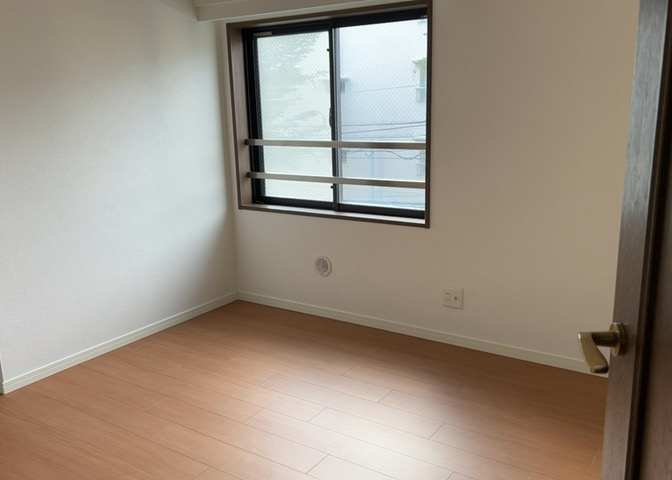 寝室でゆっくりと過ごすためにはベッド周りの適度な空間を担保することや窓の位置、照明の明るさ、寝室の広さなどを考える必要があります。自身や家族の構成とライフスタイルに併せて寝室にする部屋を選びましょう！