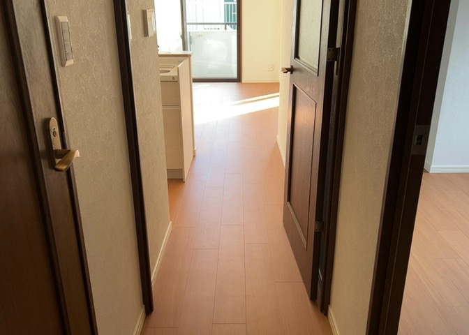 内装はとにかくおしゃれなものがいい！と選ぶ前に、まず住んだ後のことを想像してみましょう。住んでみたらコンセントの位置が悪くて使いにくいなど出てきます。事前にどの家電をどこに置くか想定しておきましょう。