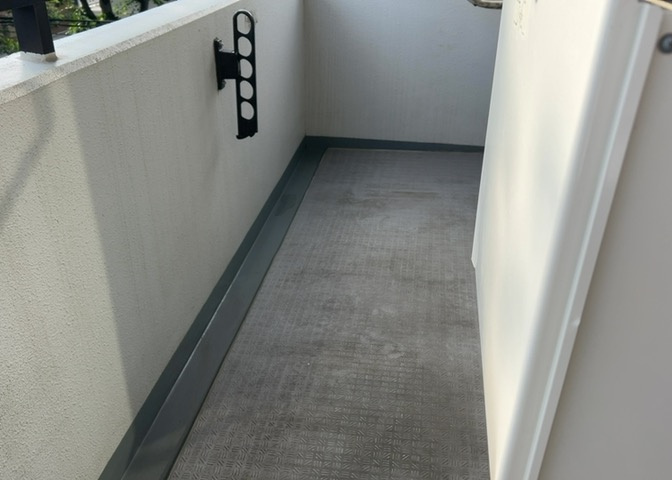 バルコニーは、室外の専用スペースのうち、「屋根がなく開放された空間」であるものを指します。ベランダより広いタイプのものが多く、日当たりもよいため家庭菜園などを楽しみたい人にとって適した環境となります。
