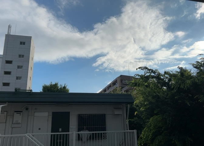 眺望の良さを楽しめるダイニングキッチンで家族団らんの時間を過ごしてはいかがでしょうか。バルコニーから見える景色を家族で眺める時間は、時間が経つのを忘れてしまいそうですね。是非、現地を見に行きましょう！