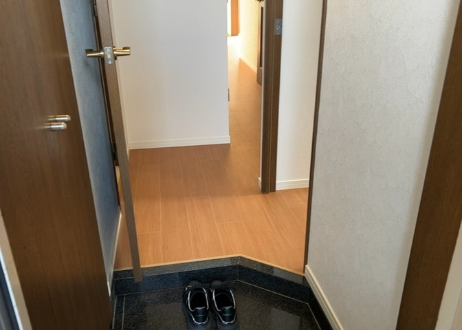 玄関は家の顔でもあり、家族以外の目にも止まる場所です。玄関は外との間を仕切る扉、靴などをしまっておく収納スペース、靴脱ぎのたたきスペース、来客とのやり取りをするドアホンなど複数のアイテムからなります。