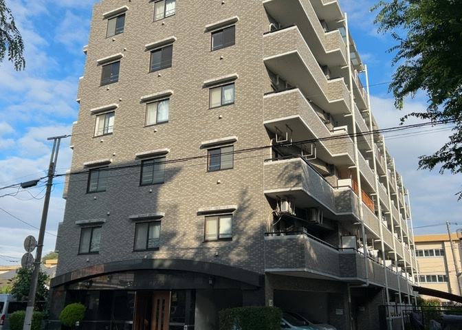 外観はマンション管理がされているかの目安になります。築年数が古いと、壁面は劣化してひび割れが生じることも！建物が古びていても細かいところが修繕されていると、きちんと管理されているなぁと感じるでしょう。
