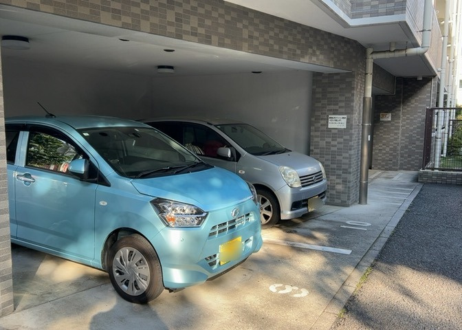 車一台あたりに必要なスペースは、標準サイズの普通自動車で横幅2m50cm、長さ5mは必要になります。ただし、乗降のことも考慮して横幅3m30cm、長さ5m50cmほどは確保できるところを選びましょう。