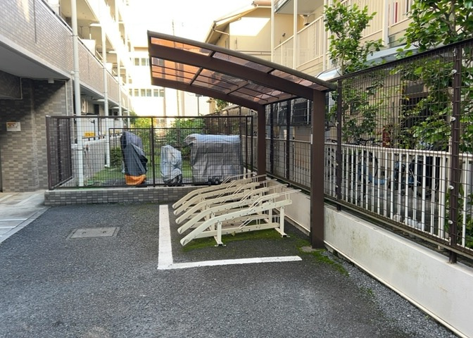 マンションの駐輪場は、事前に空きがあるか確認を取ると安心です。せっかく入居したのに駐輪スペースがない！なんてことになったら大変ですよね。そこで、内見時や購入前にはまず事前に確認しておくと良いでしょう。