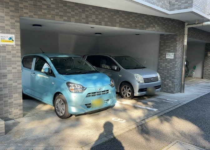駐車場と明記されていても、最小スペースでつくられた駐車場だと大型車は駐車できなかったり、出入りしにくくなったりする可能性があります。お車のサイズと購入したい物件の駐車場のサイズを現地で確認しましょう。