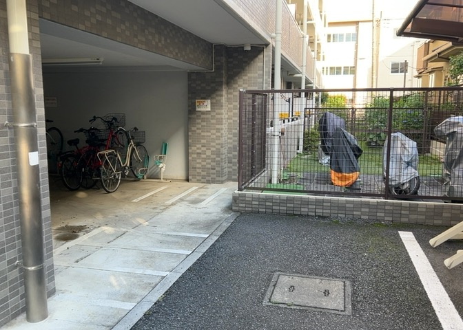 中庭（パティオ）とは、一つの建築物の内部に設けられた、壁などで囲われている庭のことを指します。コの字型、ロの字型が主流ですが、L字型の中庭もあります。最近では、インテリア性の高さからも人気があります。