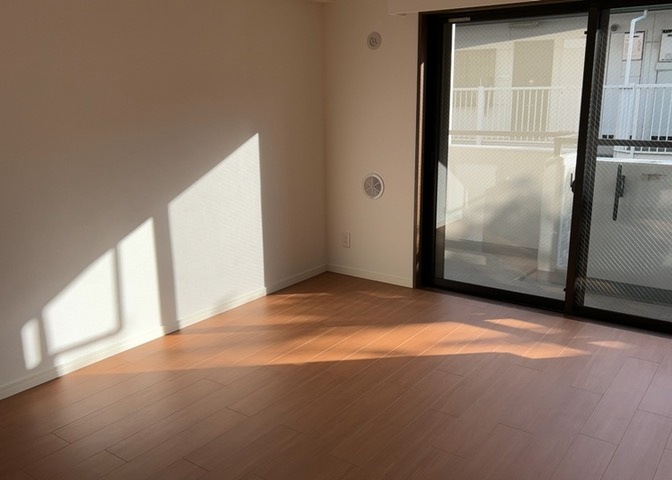 直線タイプはLとDKを一直線に並べた形で対面キッチンのタイプです。一般的なのでよく見かけるかもしれません。直線タイプに似た直接アイランドタイプは、キッチンとダイニングの間に壁がない分広く感じられます。