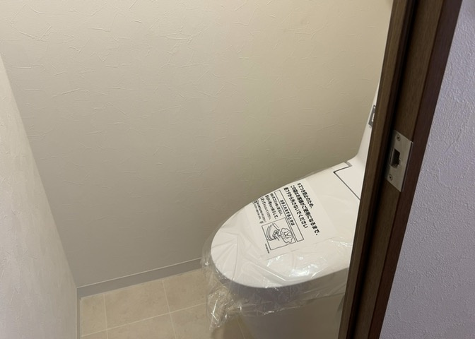 トイレは大きさや形、機能、抗菌性などが異なる多種多彩なタイプが各メーカーから出ています。それぞれに良さがあるため、事前にどういったタイプのトイレがいいのかをご家庭内で決めて、内見に行くといいでしょう。