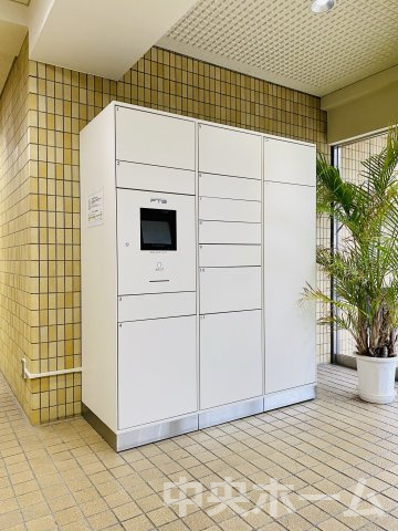 【宅配ボックス】在宅時・不在時に関わらず、居住者の代わりに非対面で宅配物を受け取ってくれる便利な設備です。わかりやすくご説明致しますので見学時にはお部屋だけではなく共用部分もぜひチェックしてください。