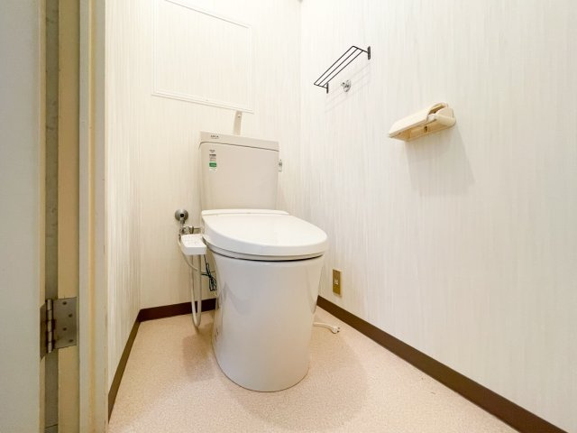 白を基調とした落ち着いた空間となっております。　嬉しい温水洗浄便座です。