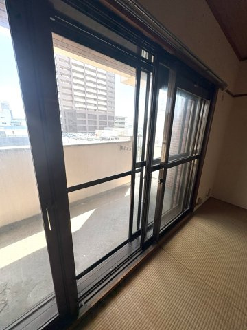 二重サッシとなっております。　防音はもちろん、夏は涼しく冬は暖かく、快適にお過ごしいただけます。