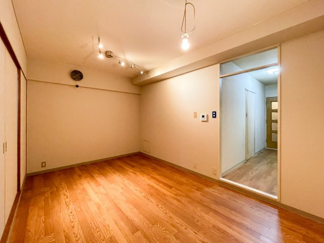 落ち着きのあるリビングとなっております。　無駄のない設計で使いやすいリビングです。