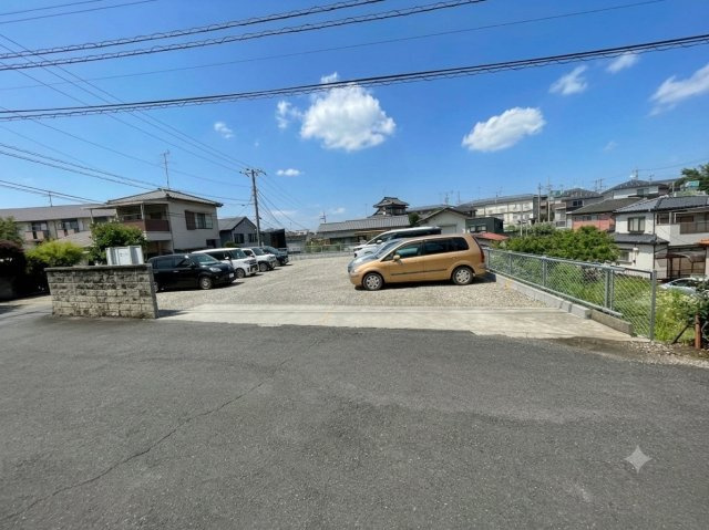 静かな街並みに溶け込むゆとりの土地。建築条件なしだから、理想の間取りやデザインを自由に描けます。家族の未来をこの場所から始めてみませんか