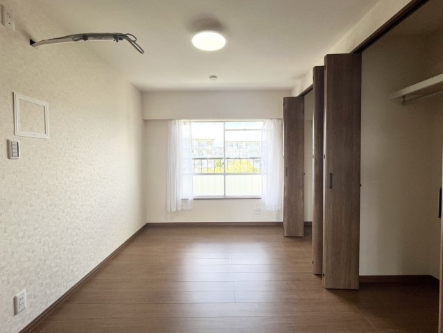 全居室収納付き。家具の配置もしやすく、寝室や子ども部屋としても使いやすい間取りです。