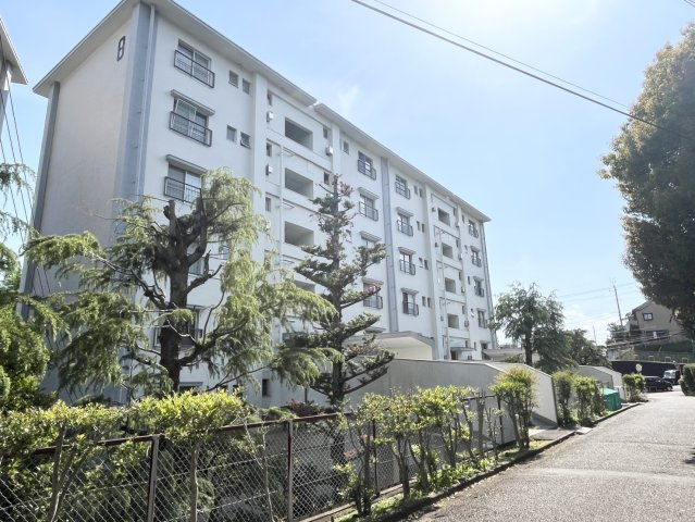 敷地内はゆとりある配置となっており、開放感のある住環境が魅力。四季を感じながら暮らせます。