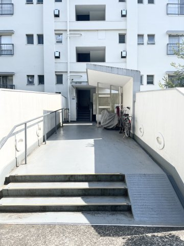 住棟エントランス部分。共用部もきれいに管理されており、気持ちよくお住まいいただけます。