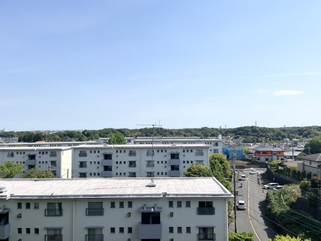最上階ならではの開放的な眺望。遠くまで視線が抜け、空の広がりを感じられます。