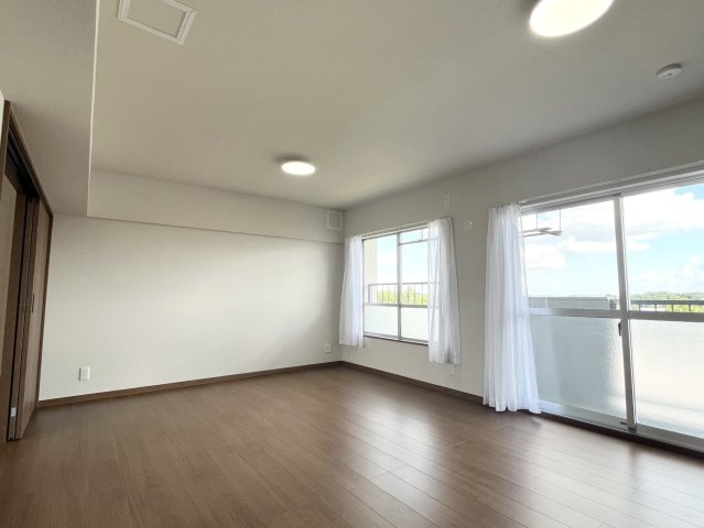 7階住戸ならではの開放的な眺望を楽しめます。エントランスは3階部分のため移動もスムーズです。