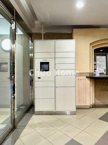【宅配ボックス】在宅時・不在時に関わらず、居住者の代わりに非対面で宅配物を受け取ってくれる便利な設備です。わかりやすくご説明致しますので見学時にはお部屋だけではなく共用部分もぜひチェックしてください。